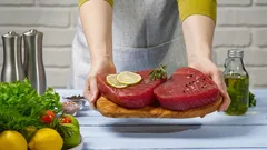 Proč nikdy neoplachovat syrové maso pod kohoutkem a co dělat místo toho