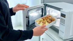 Co je přísně zakázáno ohřívat v mikrovlnné troubě