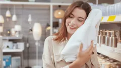 Nalijte sklenici tohoto prostředku do pračky a i ty nejstarší froté ručníky budou měkké jako pírko.