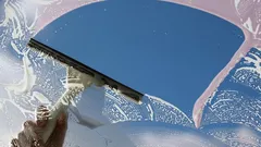 Jak vyleštit okna dočista: proč vynechat noviny a vsadit na mikrovlákno