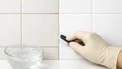 Jak vyčistit spáry mezi dlaždicemi do běla bez zbytečného drhnutí