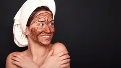 Jak si doma vyrobit jednoduchý kávový peeling pro jemnější a hladší pokožku