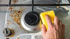 Chyba, kterou při čištění sporáku dělá téměř každý a která může poškodit varnou desku