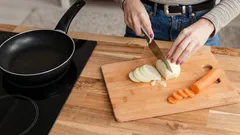 Co je lepší opékat na pánvi jako první: cibuli, nebo mrkev? Jak vzniká dokonalý zeleninový základ